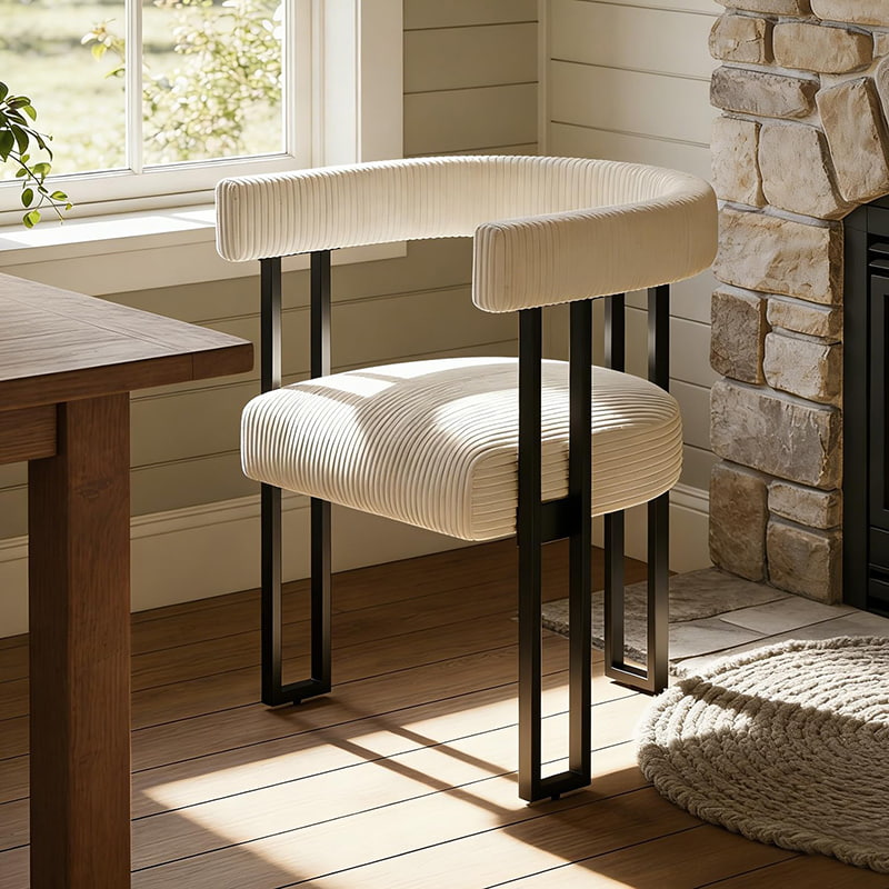 Cadeira de jantar Boucle, cadeira estofada de veludo branco para sala de jantar com pernas de metal, cadeira moderna de meados do século